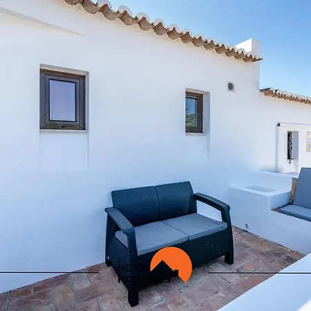 #254 T1 Confortavel Em By Holidays Apartment *